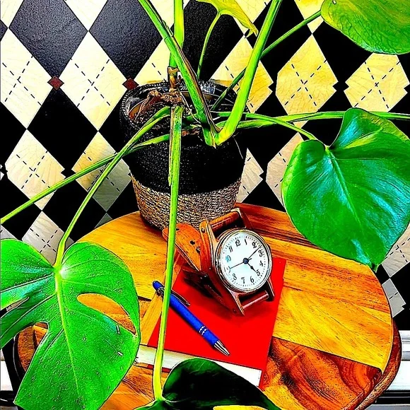 Vintage Wooden Desk Clock – Unique Wristwatch Design - Picture 4 of 12